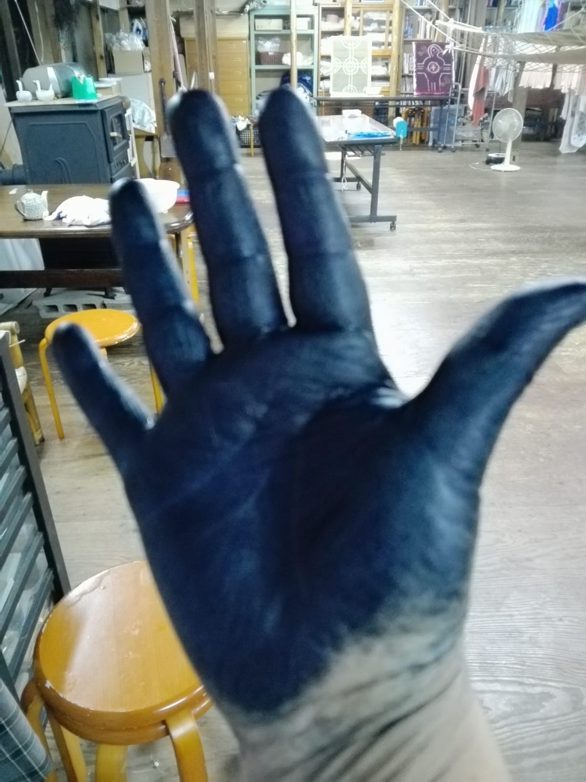 Mano teñida de índigo de Susana Peñaloza