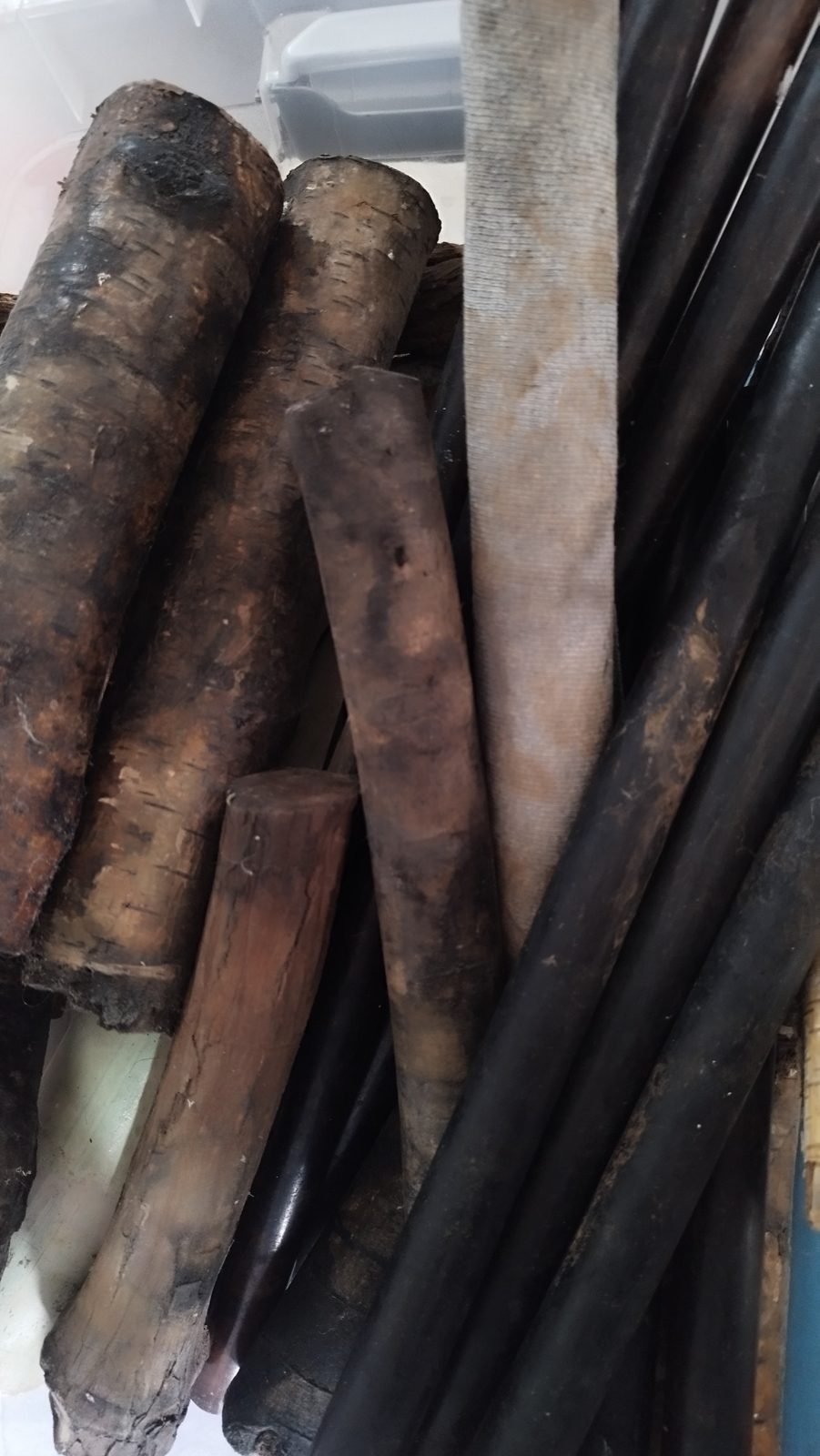 Varas de cobre y hierro oxidado: el corazón del proceso