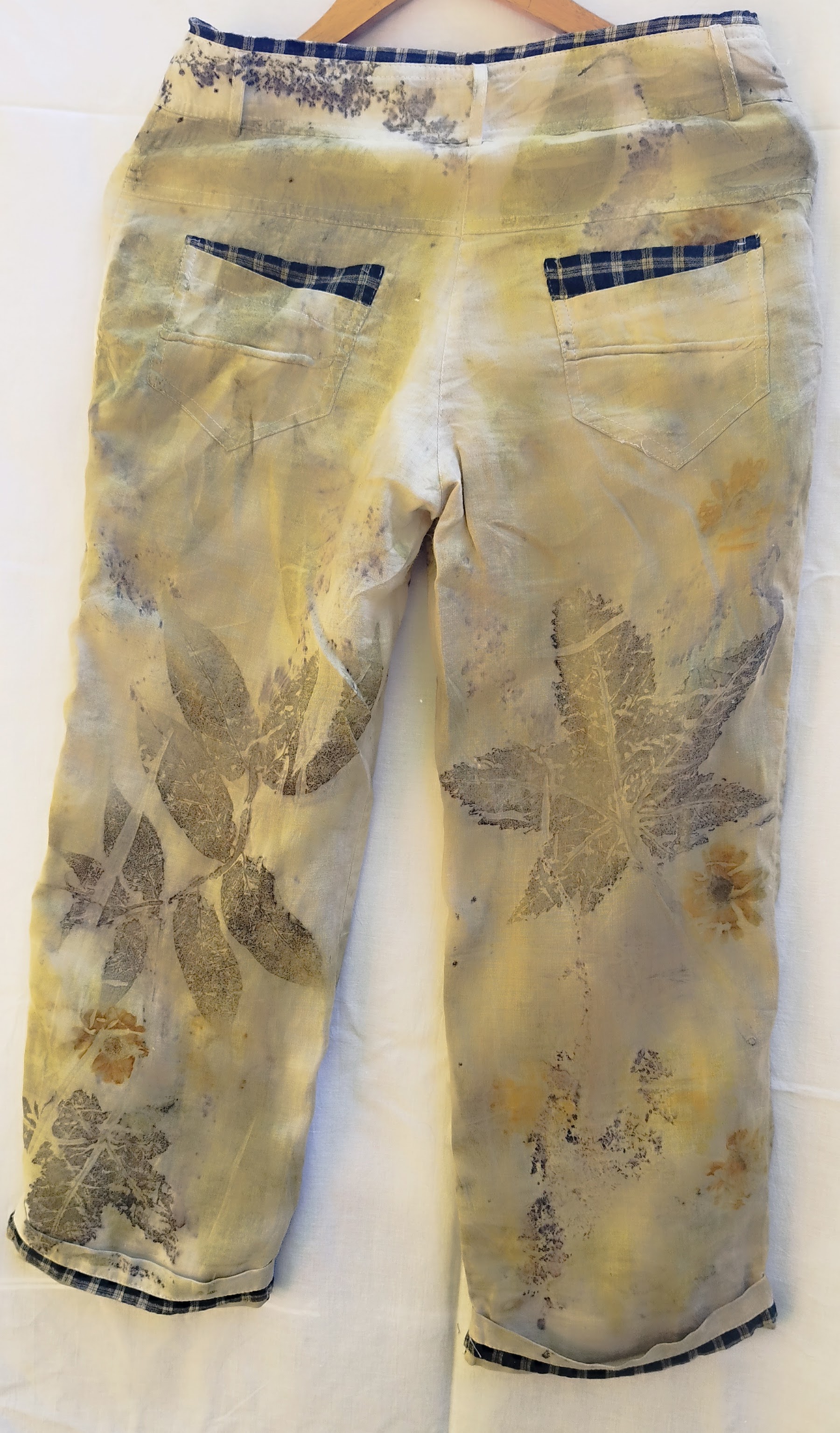 Pantalón de lino 100% recuperado y reinventado con impresión botánica