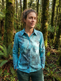 Blusa “Bosque Sumergido” — Caramelo Reciclada con Ecoprint Botánico